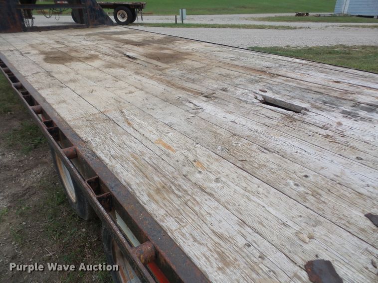 image for item DE2427 2006 Lamar equipment trailer