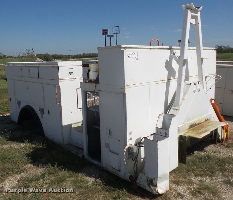 Altec utility bed in Lebo, KS | Item DE2430 sold | Purple Wave
