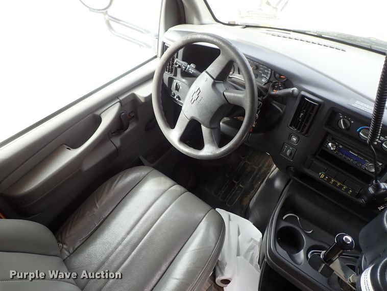 image for item DB7715 2006 Chevrolet Express 3500 Blue Bird school bus