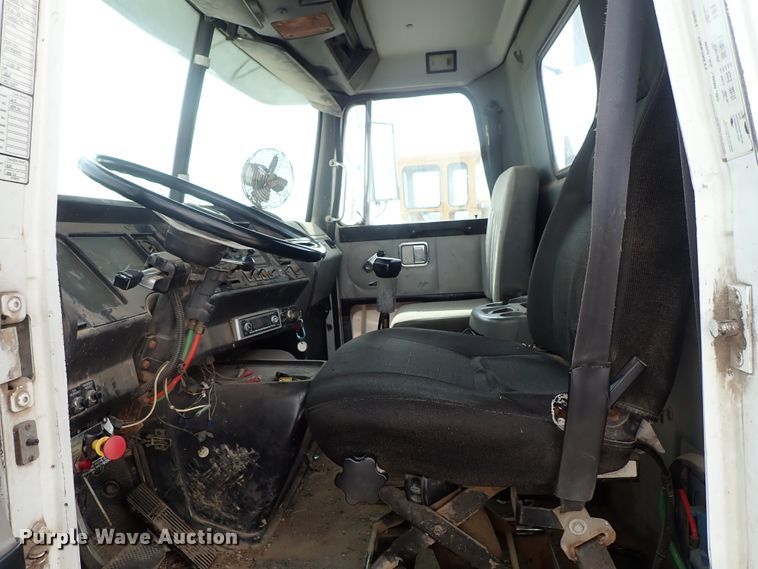 image for item DB7725 1995 White GMC WG semi truck