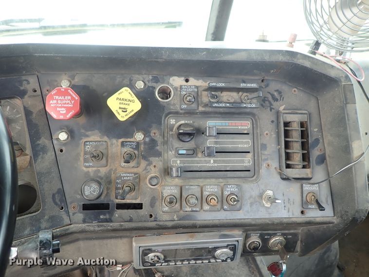 image for item DB7725 1995 White GMC WG semi truck