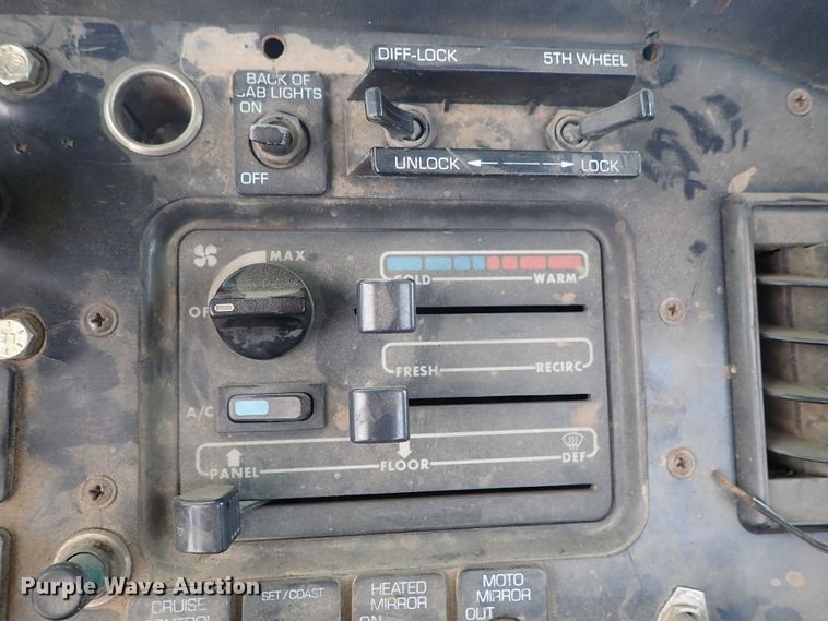 image for item DB7725 1995 White GMC WG semi truck