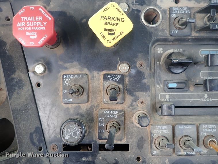 image for item DB7725 1995 White GMC WG semi truck