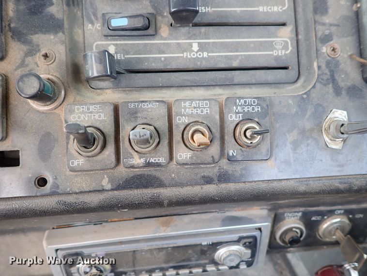 image for item DB7725 1995 White GMC WG semi truck