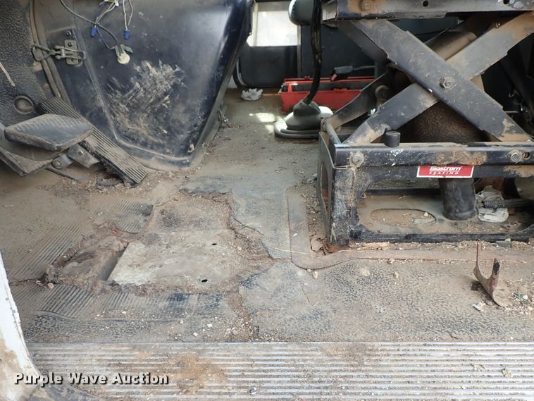 image for item DB7725 1995 White GMC WG semi truck