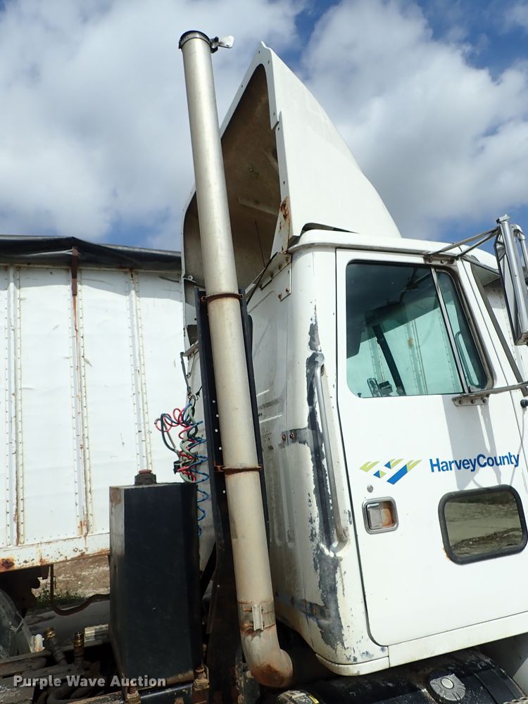 image for item DB7725 1995 White GMC WG semi truck