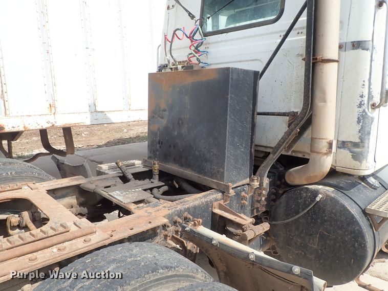 image for item DB7725 1995 White GMC WG semi truck