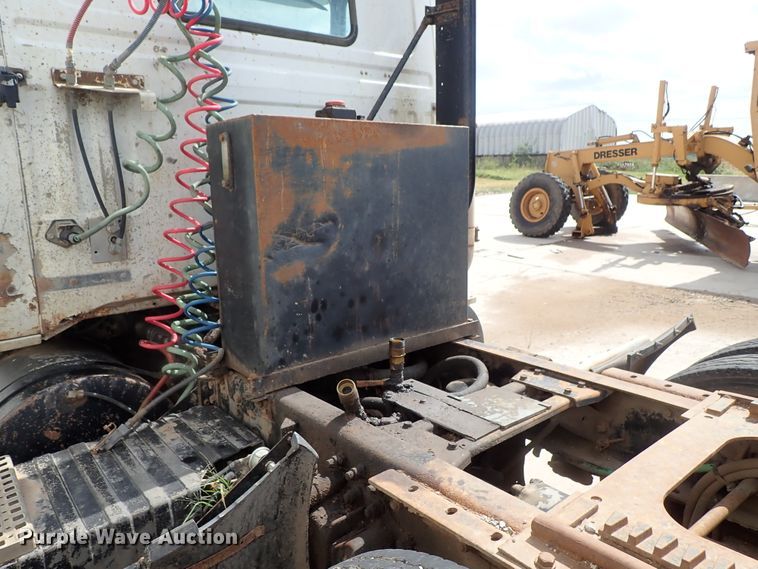 image for item DB7725 1995 White GMC WG semi truck