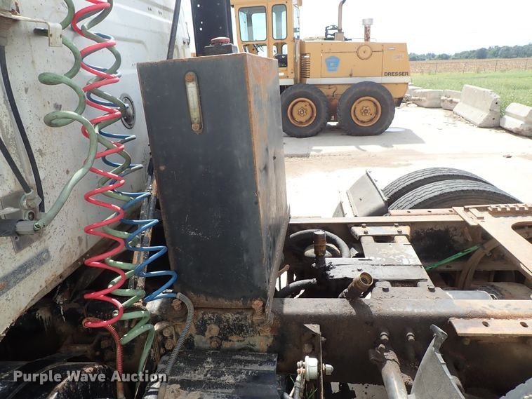 image for item DB7725 1995 White GMC WG semi truck