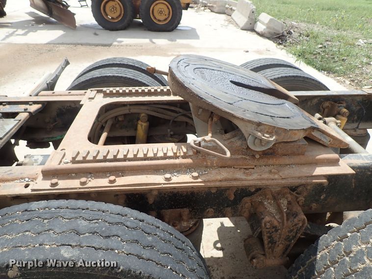 image for item DB7725 1995 White GMC WG semi truck