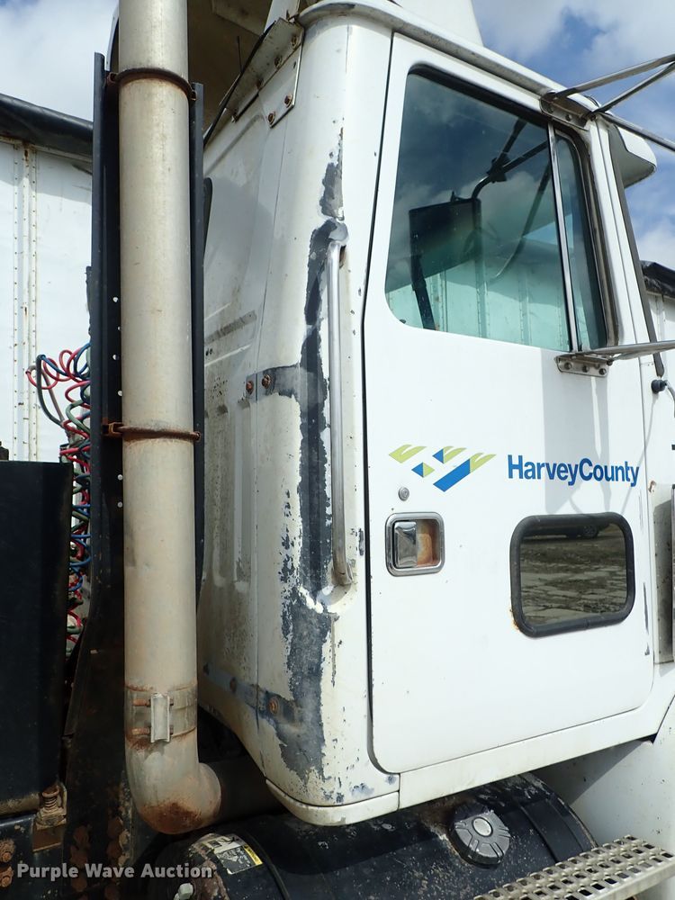 image for item DB7725 1995 White GMC WG semi truck