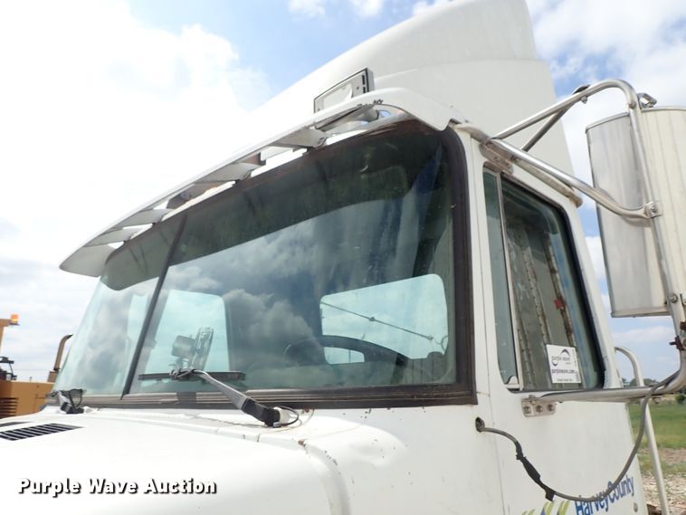 image for item DB7725 1995 White GMC WG semi truck