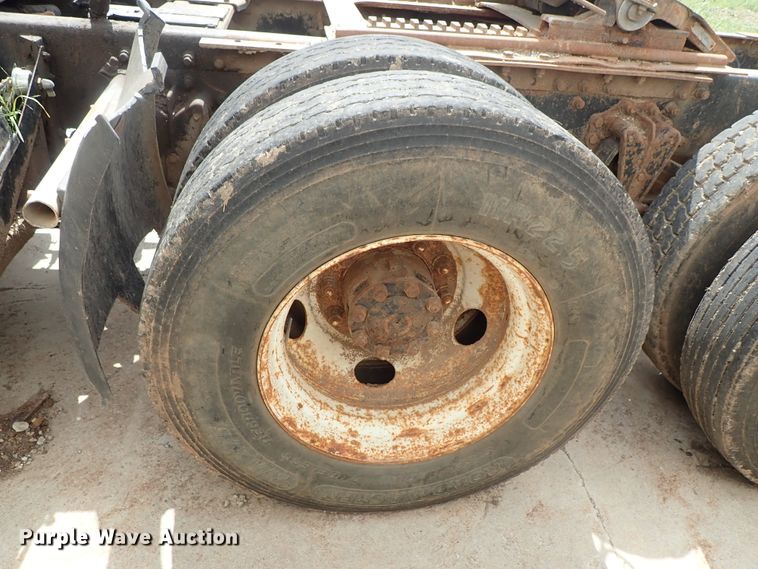 image for item DB7725 1995 White GMC WG semi truck