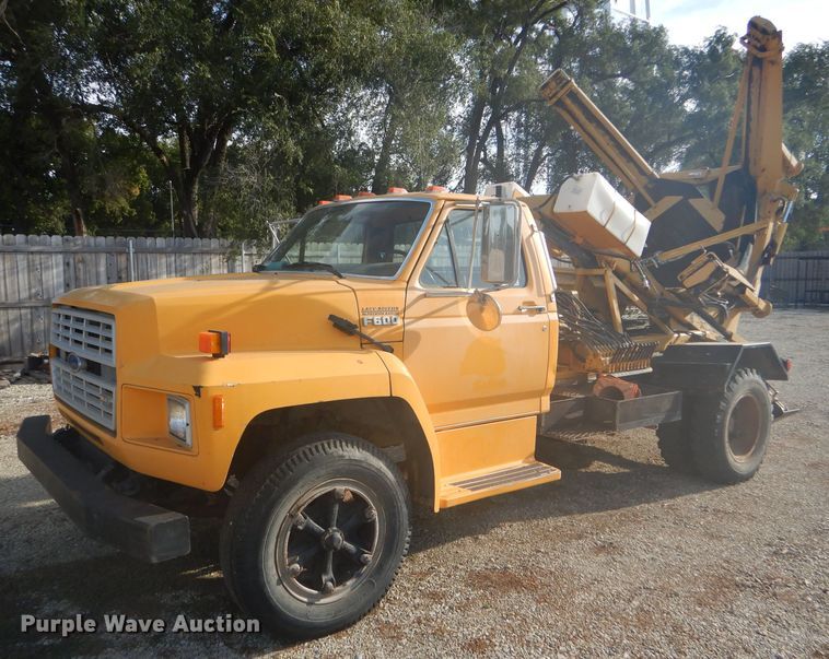 image for item DD4457 1991 Ford F600 truck with Vermeer tree spade