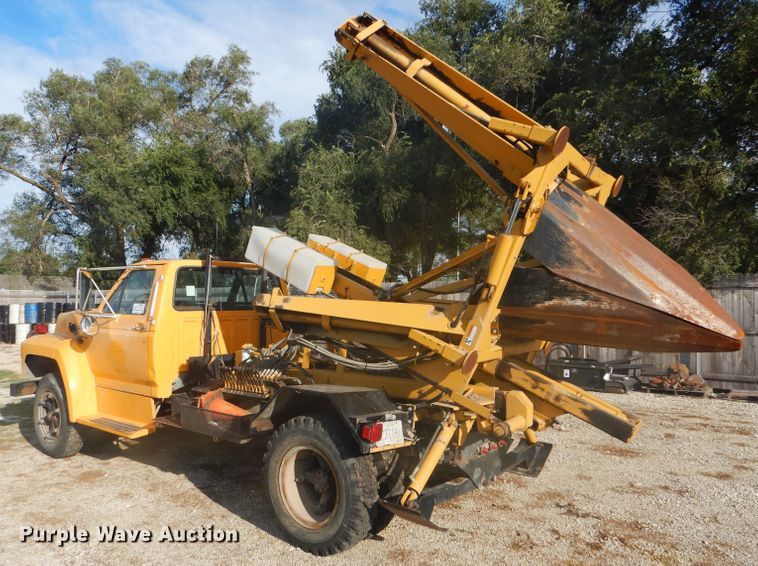 image for item DD4457 1991 Ford F600 truck with Vermeer tree spade