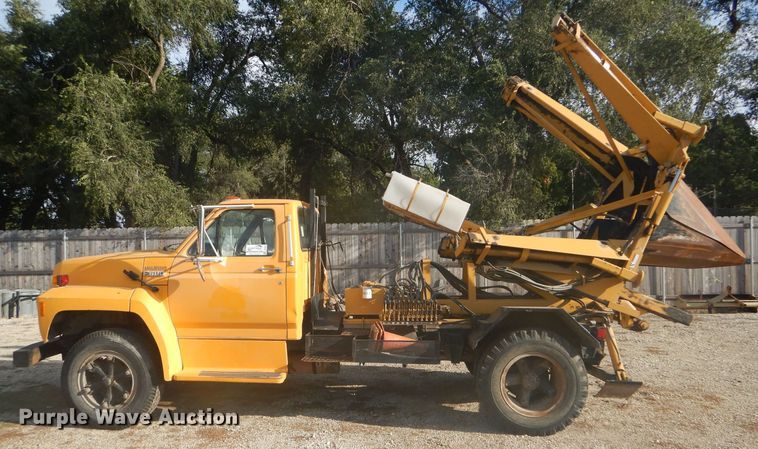 image for item DD4457 1991 Ford F600 truck with Vermeer tree spade