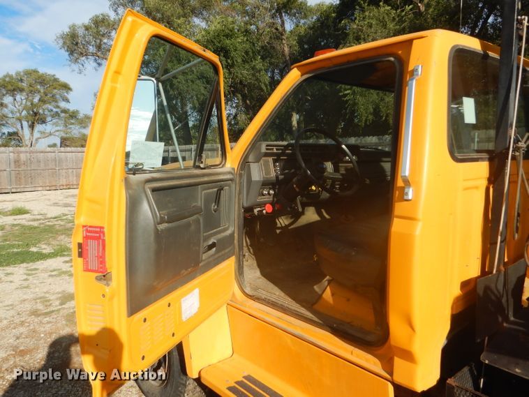 image for item DD4457 1991 Ford F600 truck with Vermeer tree spade