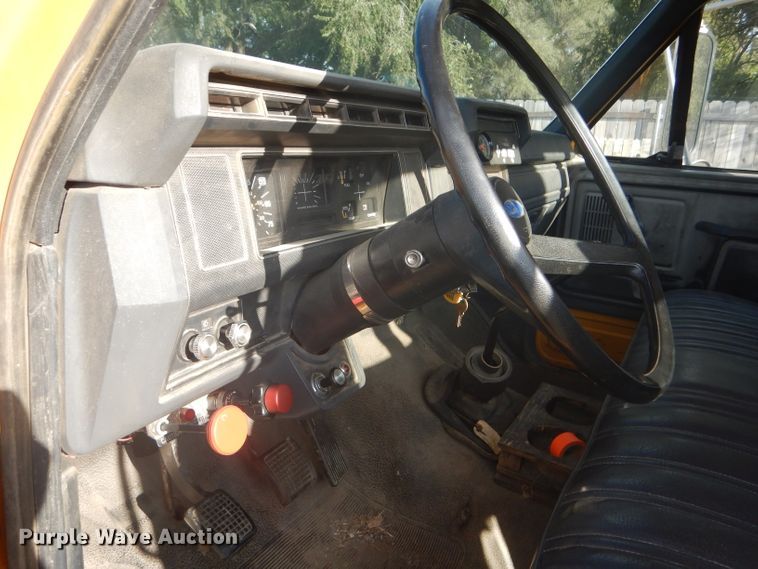 image for item DD4457 1991 Ford F600 truck with Vermeer tree spade