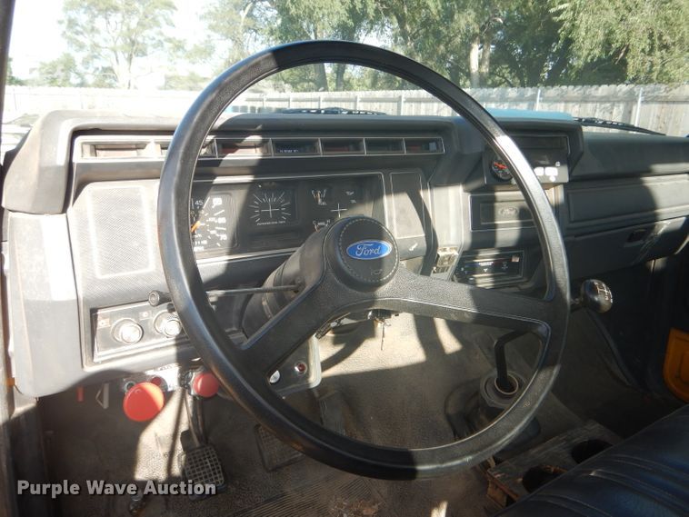 image for item DD4457 1991 Ford F600 truck with Vermeer tree spade