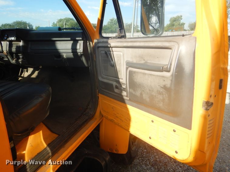 image for item DD4457 1991 Ford F600 truck with Vermeer tree spade