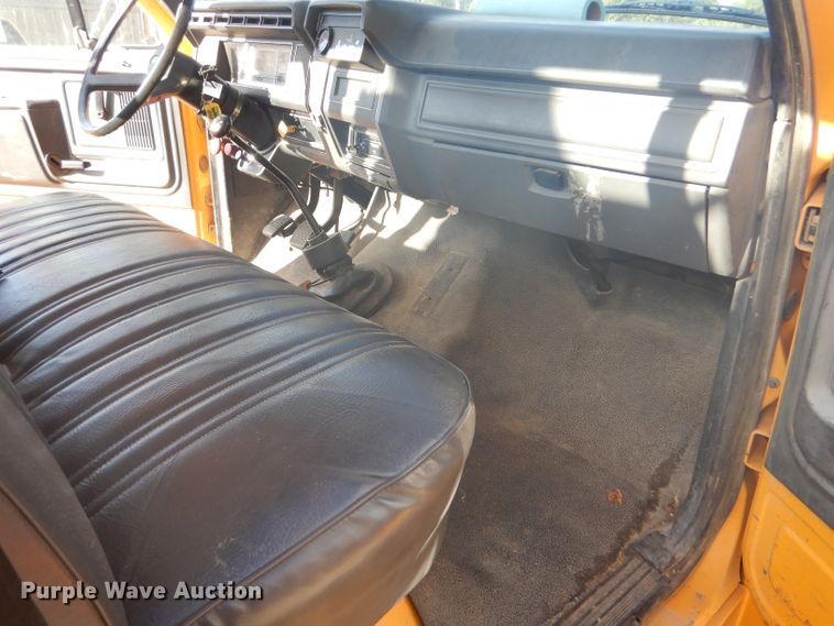 image for item DD4457 1991 Ford F600 truck with Vermeer tree spade