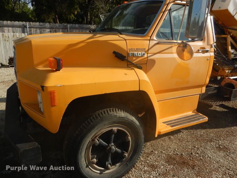 image for item DD4457 1991 Ford F600 truck with Vermeer tree spade