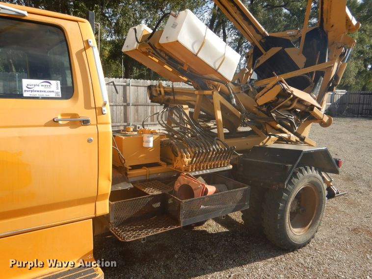 image for item DD4457 1991 Ford F600 truck with Vermeer tree spade