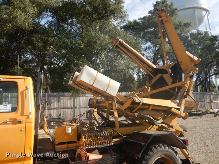 image for item DD4457 1991 Ford F600 truck with Vermeer tree spade