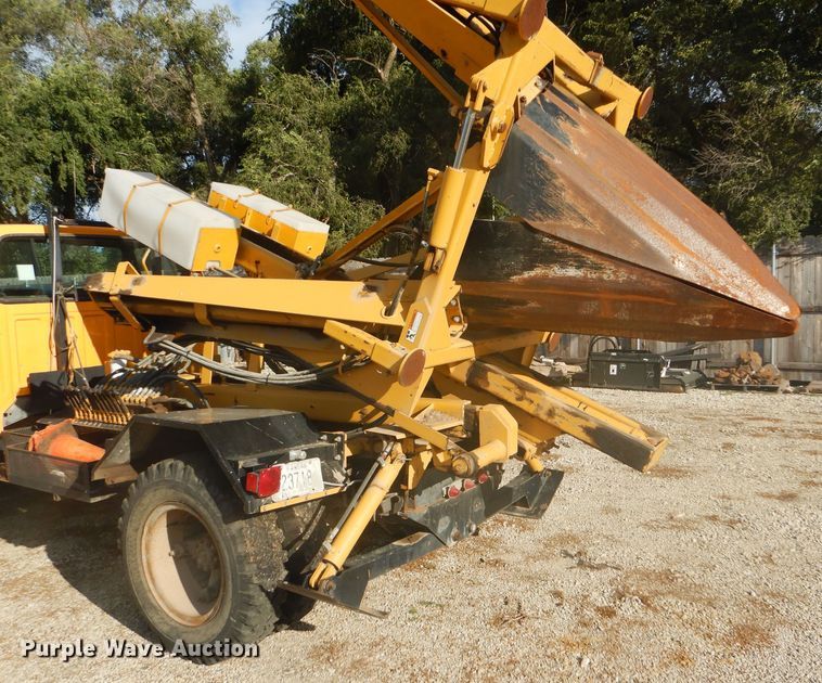 image for item DD4457 1991 Ford F600 truck with Vermeer tree spade