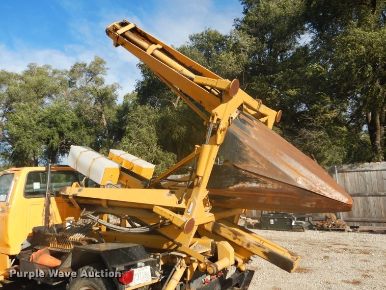 image for item DD4457 1991 Ford F600 truck with Vermeer tree spade