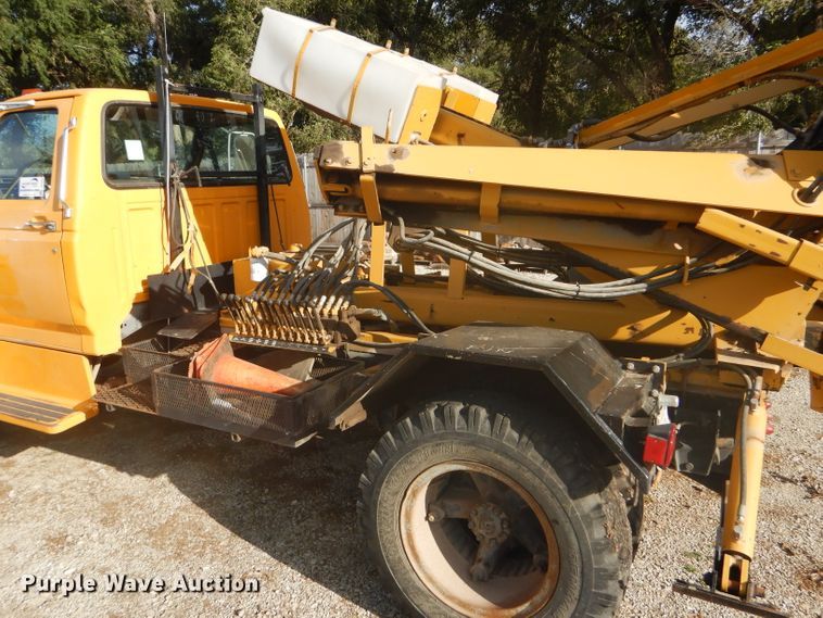 image for item DD4457 1991 Ford F600 truck with Vermeer tree spade