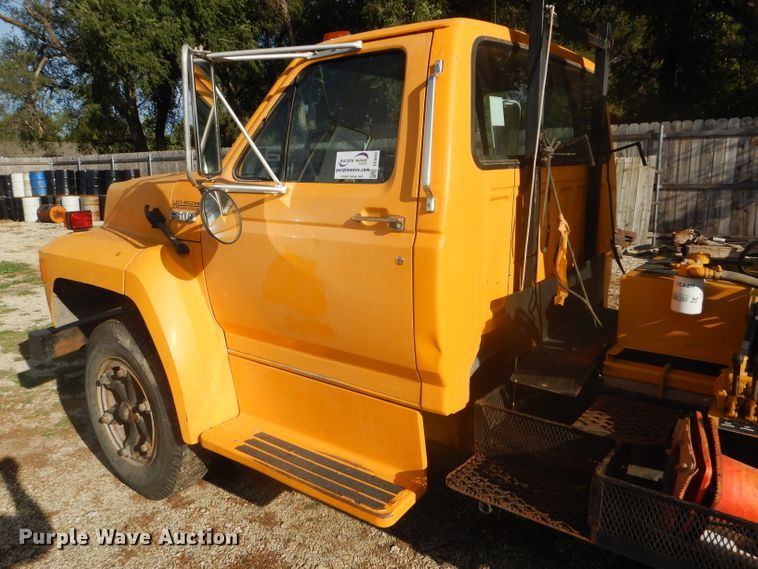 image for item DD4457 1991 Ford F600 truck with Vermeer tree spade