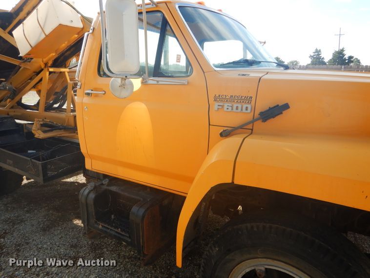 image for item DD4457 1991 Ford F600 truck with Vermeer tree spade