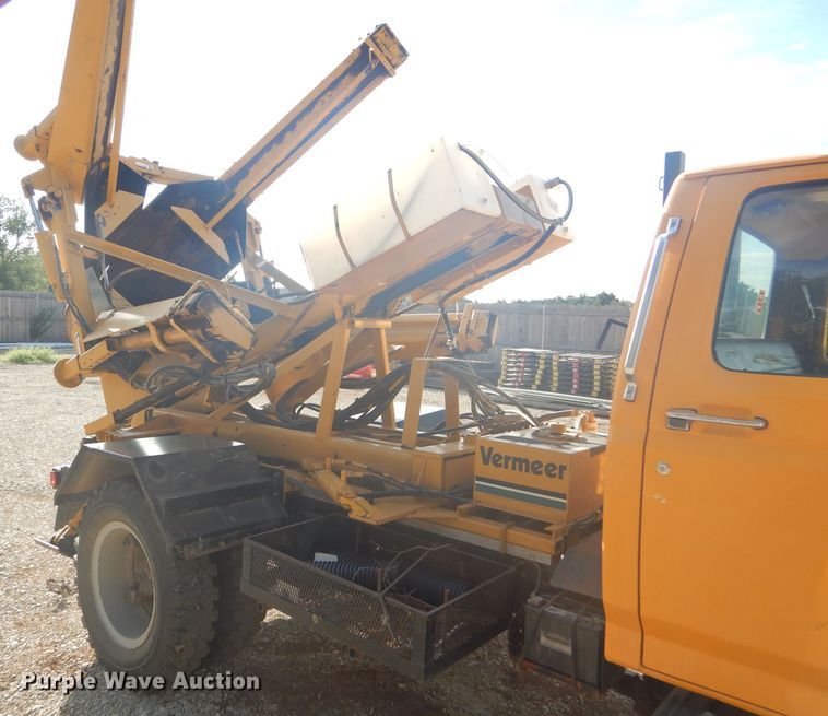 image for item DD4457 1991 Ford F600 truck with Vermeer tree spade