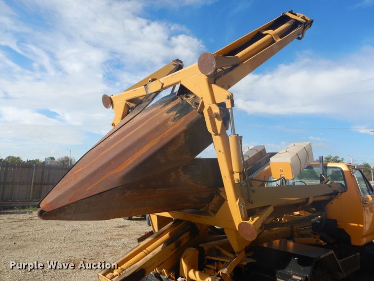 image for item DD4457 1991 Ford F600 truck with Vermeer tree spade
