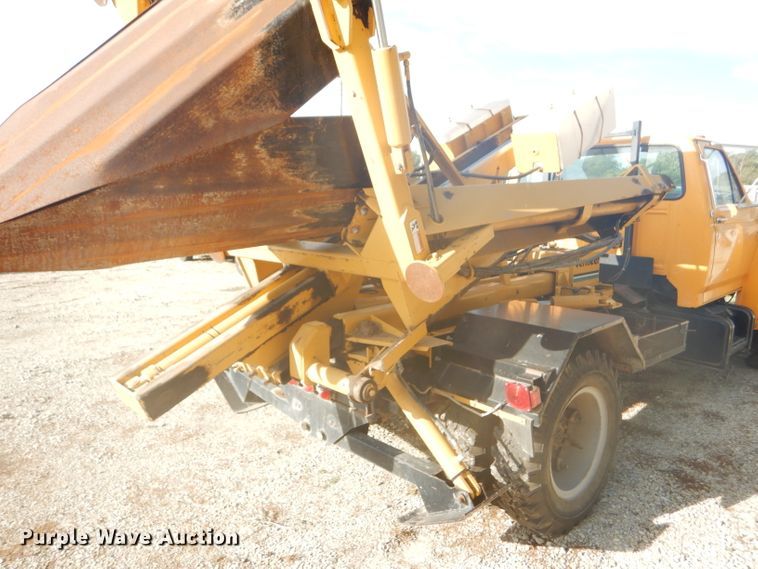 image for item DD4457 1991 Ford F600 truck with Vermeer tree spade