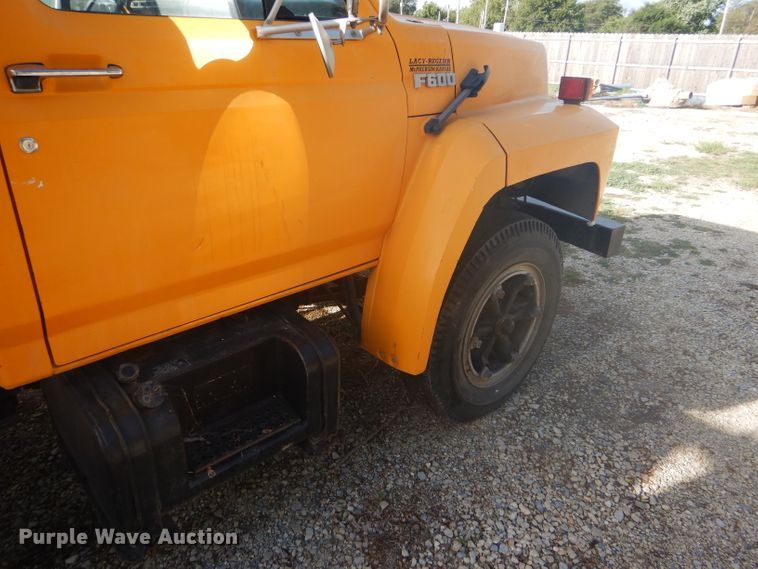 image for item DD4457 1991 Ford F600 truck with Vermeer tree spade