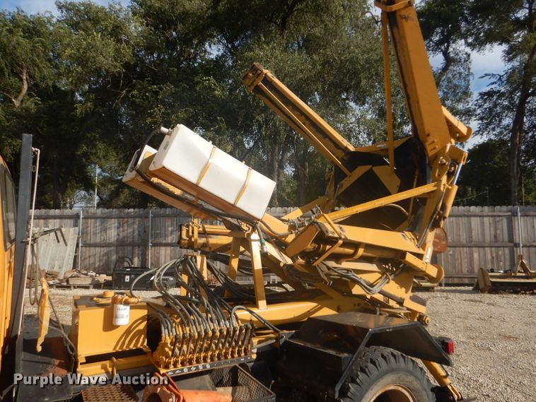 image for item DD4457 1991 Ford F600 truck with Vermeer tree spade