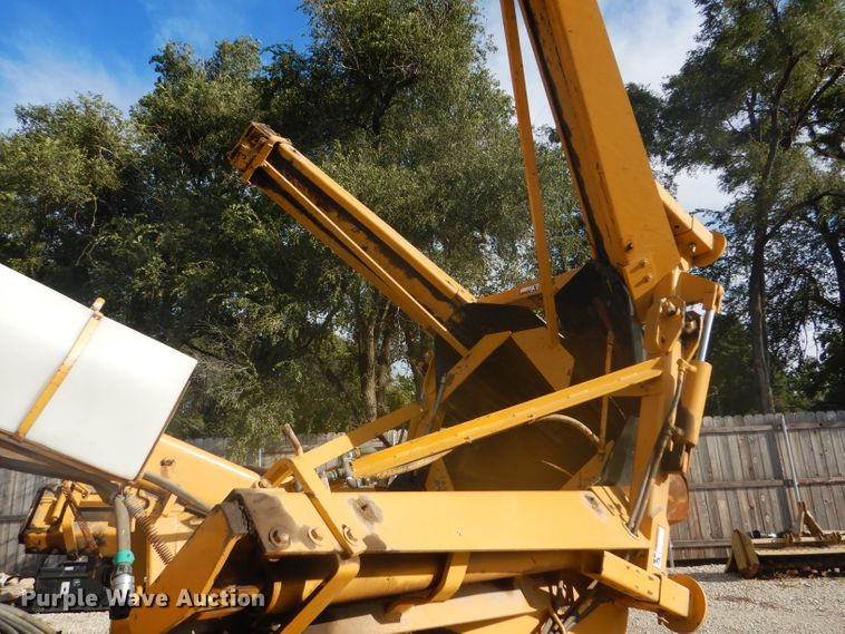 image for item DD4457 1991 Ford F600 truck with Vermeer tree spade