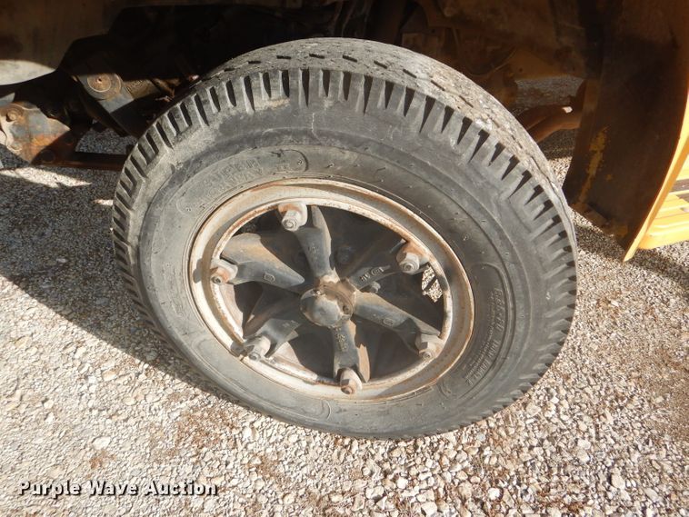 image for item DD4457 1991 Ford F600 truck with Vermeer tree spade