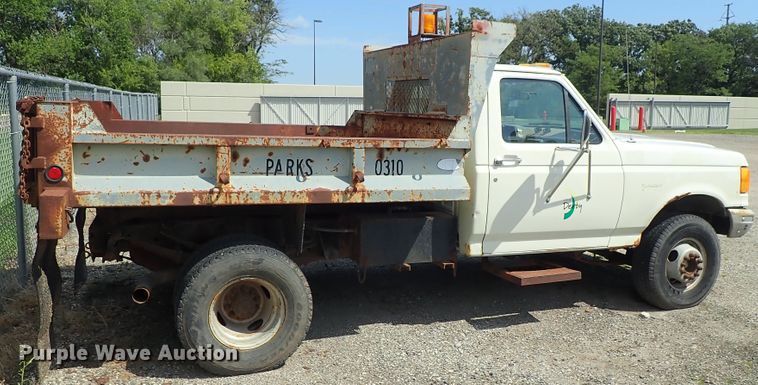 image for item DE0919 1990 Ford F450 Super Duty dump truck