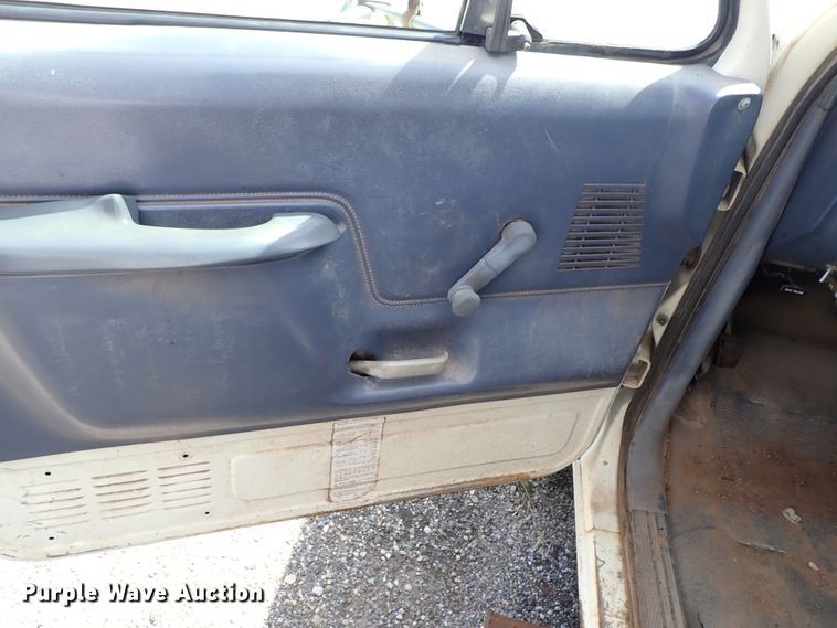 image for item DE0919 1990 Ford F450 Super Duty dump truck