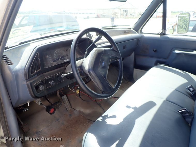 image for item DE0919 1990 Ford F450 Super Duty dump truck