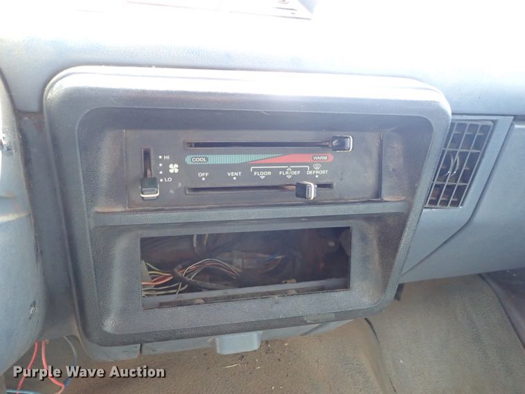 image for item DE0919 1990 Ford F450 Super Duty dump truck