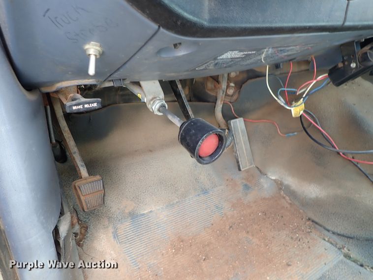 image for item DE0919 1990 Ford F450 Super Duty dump truck