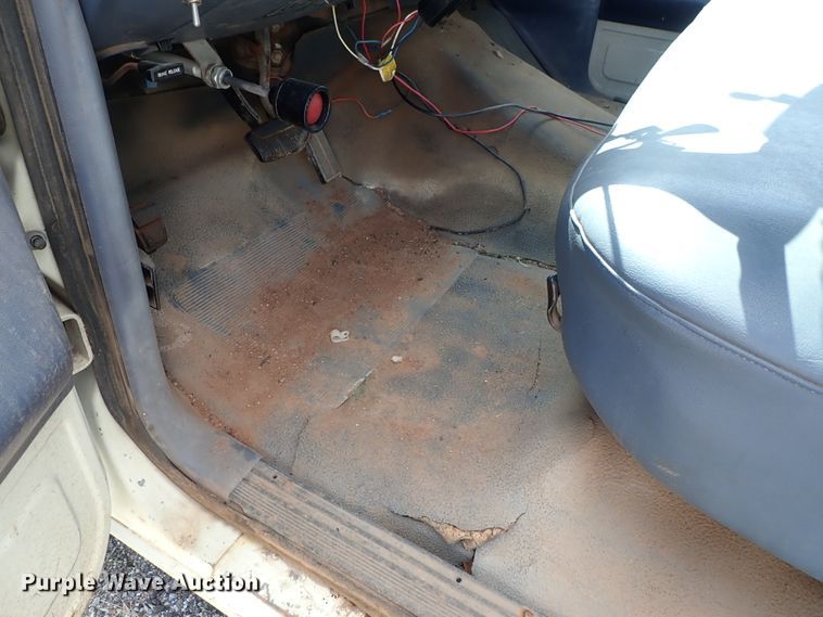 image for item DE0919 1990 Ford F450 Super Duty dump truck