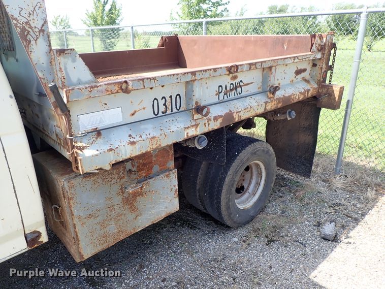 image for item DE0919 1990 Ford F450 Super Duty dump truck