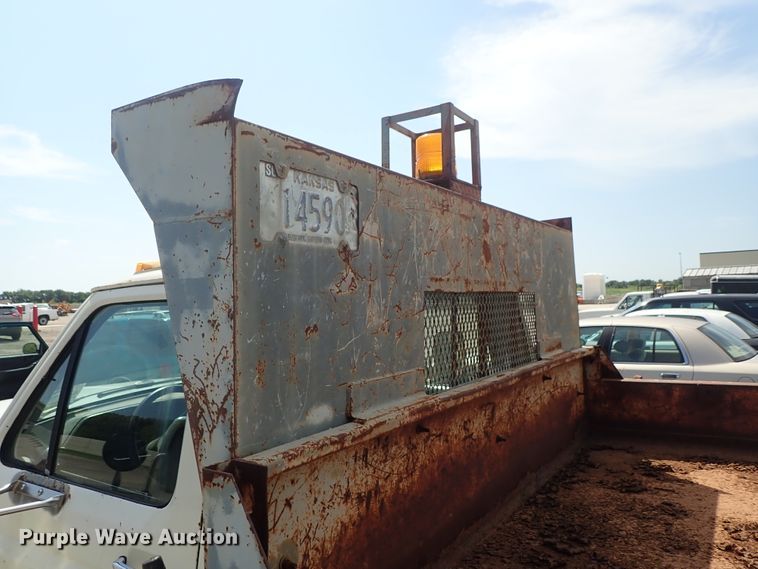 image for item DE0919 1990 Ford F450 Super Duty dump truck