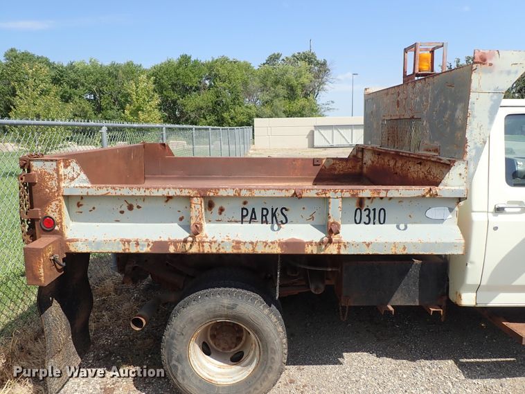 image for item DE0919 1990 Ford F450 Super Duty dump truck