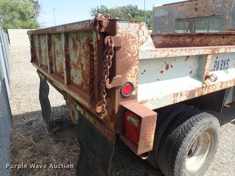 image for item DE0919 1990 Ford F450 Super Duty dump truck